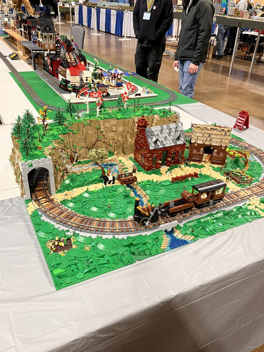 RkyMtnTrainShow's tweet image. Looking for things to do with the family over the weekend? Head to Loveland for the Holiday Train Show! 🚂 Kids 12 &amp;amp; under get in free and Santa will there for free photo opps! RockyMountainTrainShow.com
