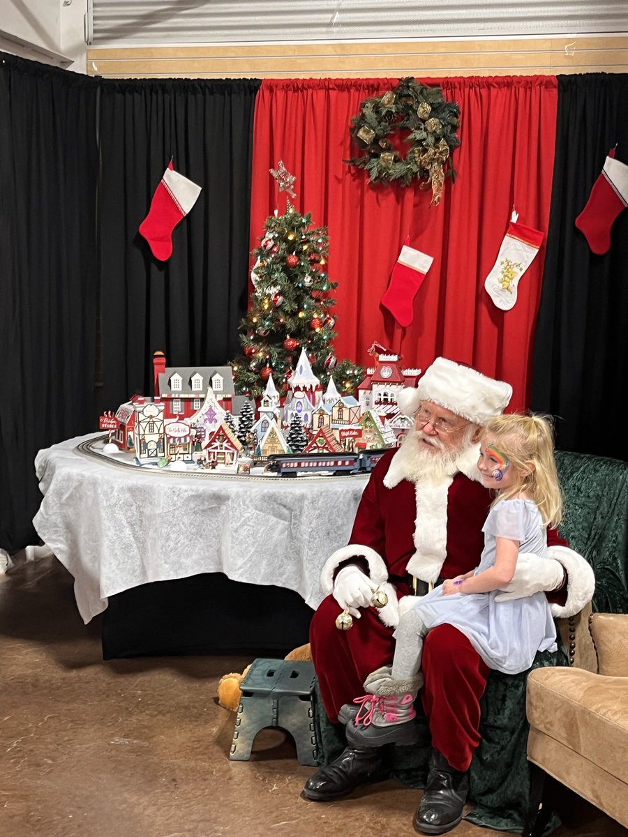 RkyMtnTrainShow's tweet image. Looking for things to do with the family over the weekend? Head to Loveland for the Holiday Train Show! 🚂 Kids 12 &amp;amp; under get in free and Santa will there for free photo opps! RockyMountainTrainShow.com