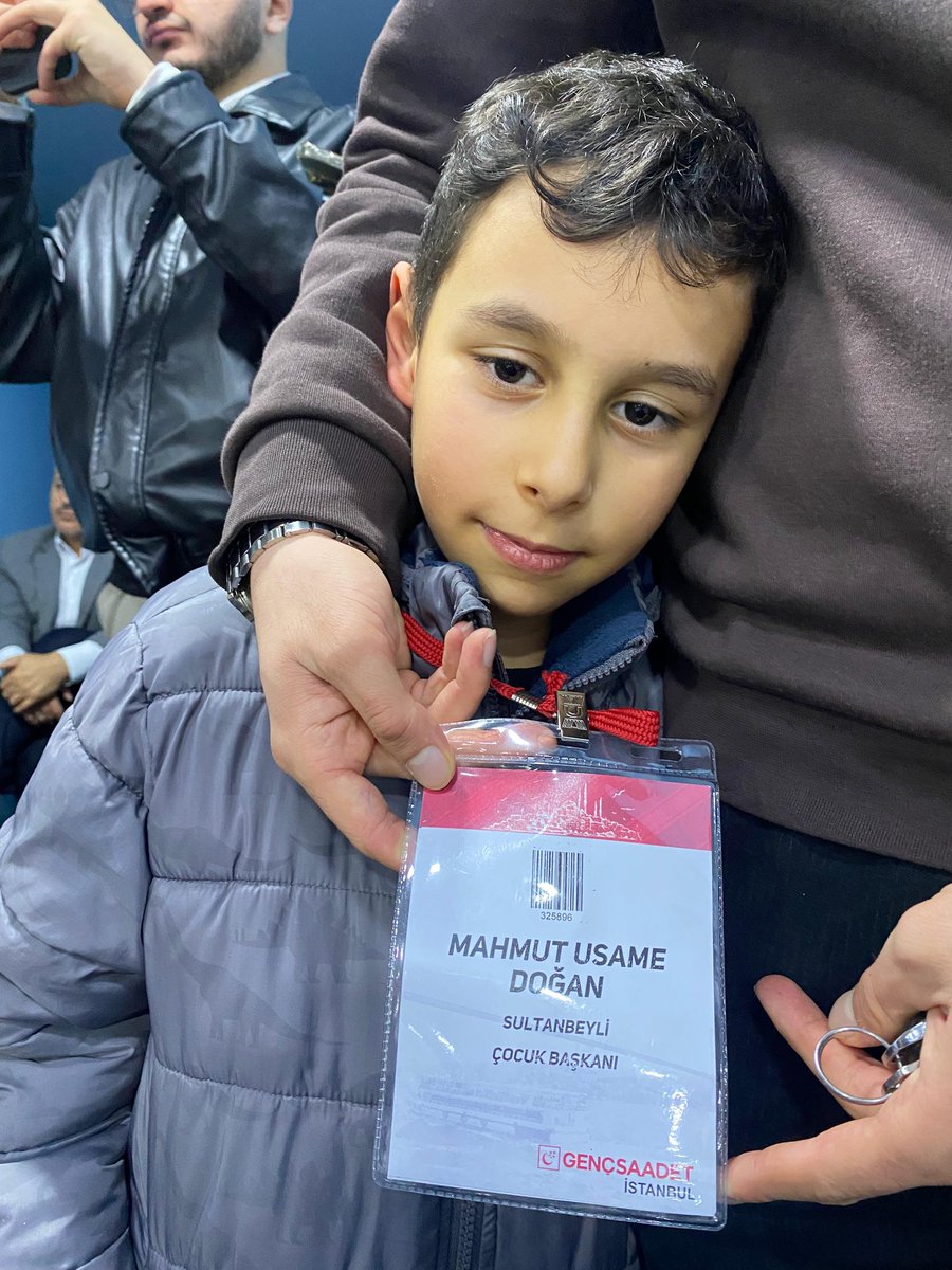 Biz küçükken Usame'nin babası 4 parmağıyla bize tokat atıp güldürürdü. Ben de ona "çocuğun olunca görürsün" diye takılırdım. Şu an o çocuk kolumun altında ve sözümü çiğneyip başkanlık verdim:) Yani anlayacağınız her söz tutulmuyor, herkes de yaşattığını yaşamıyor:) <a href="/bilaldogan61/">Bilal Doğan</a>