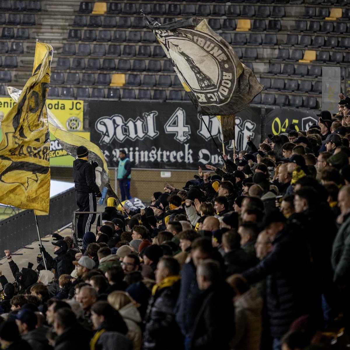 saschateschner's tweet photo. Troosteloze parodie op betaald voetbal. Punt! Volgende keer (hopelijk) weer beter! #youwinsomeyouloosesome #rodajc #rodajckerkrade #kelderdivisie #kkd #keukenkampioendivisie #parodie #koud #slecht #roddor https://t.co/sfcutD8kAt