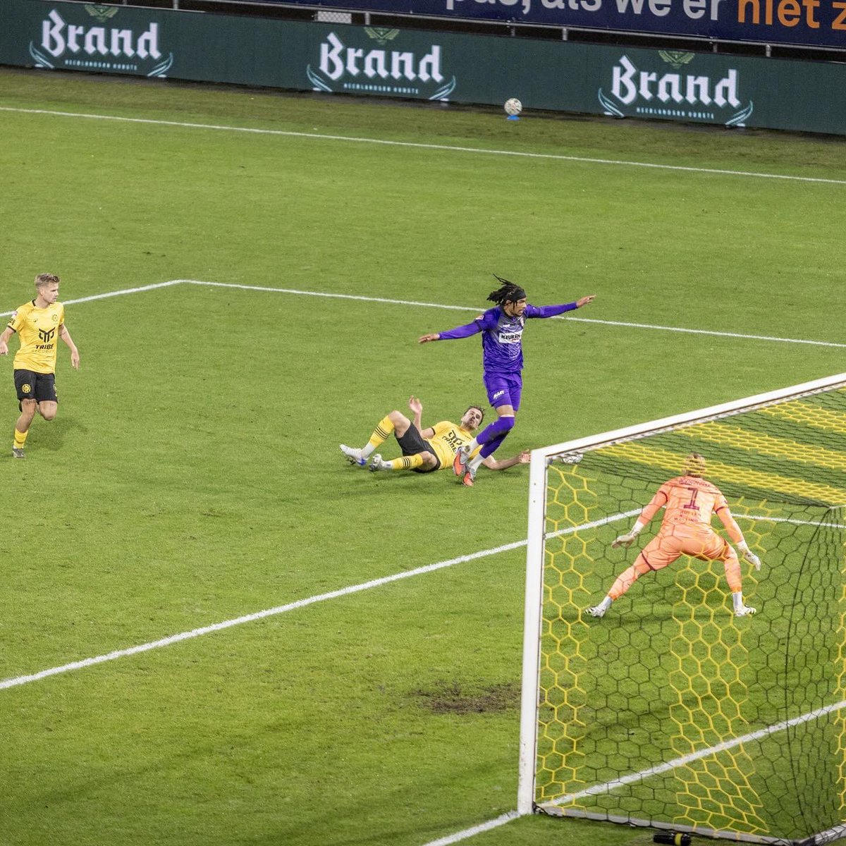 saschateschner's tweet photo. Troosteloze parodie op betaald voetbal. Punt! Volgende keer (hopelijk) weer beter! #youwinsomeyouloosesome #rodajc #rodajckerkrade #kelderdivisie #kkd #keukenkampioendivisie #parodie #koud #slecht #roddor https://t.co/sfcutD8kAt