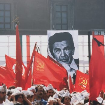 In un volume edito da Infiniti mondi le riflessioni di ex ragazzi il cui percorso formativo si è dipanato dalla fine degli anni ‘70 agli anni ‘80. Nati nel fracasso sociale che il Pci aveva cercato di trasformare in politica e melodia.

strisciarossa.it/lultima-genera…