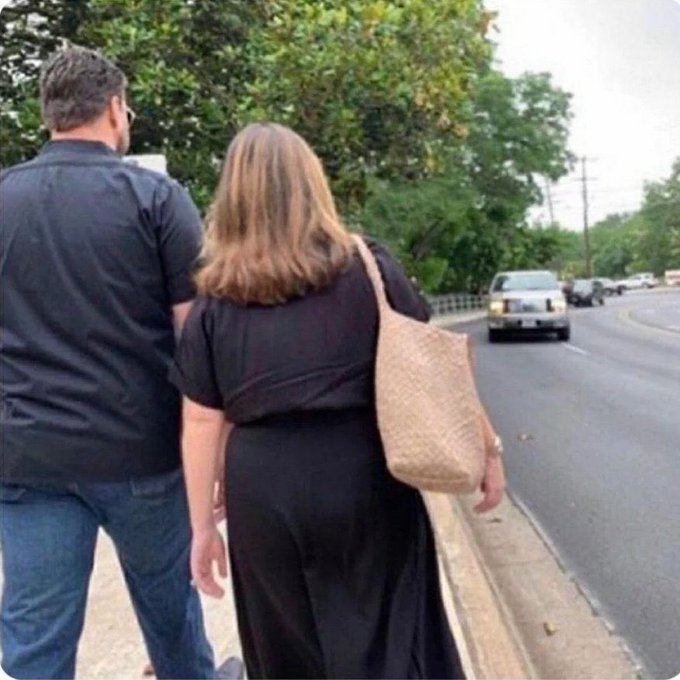 honeymoon250's tweet image. What&apos;s wrong with this photo? 

Only men can get it right