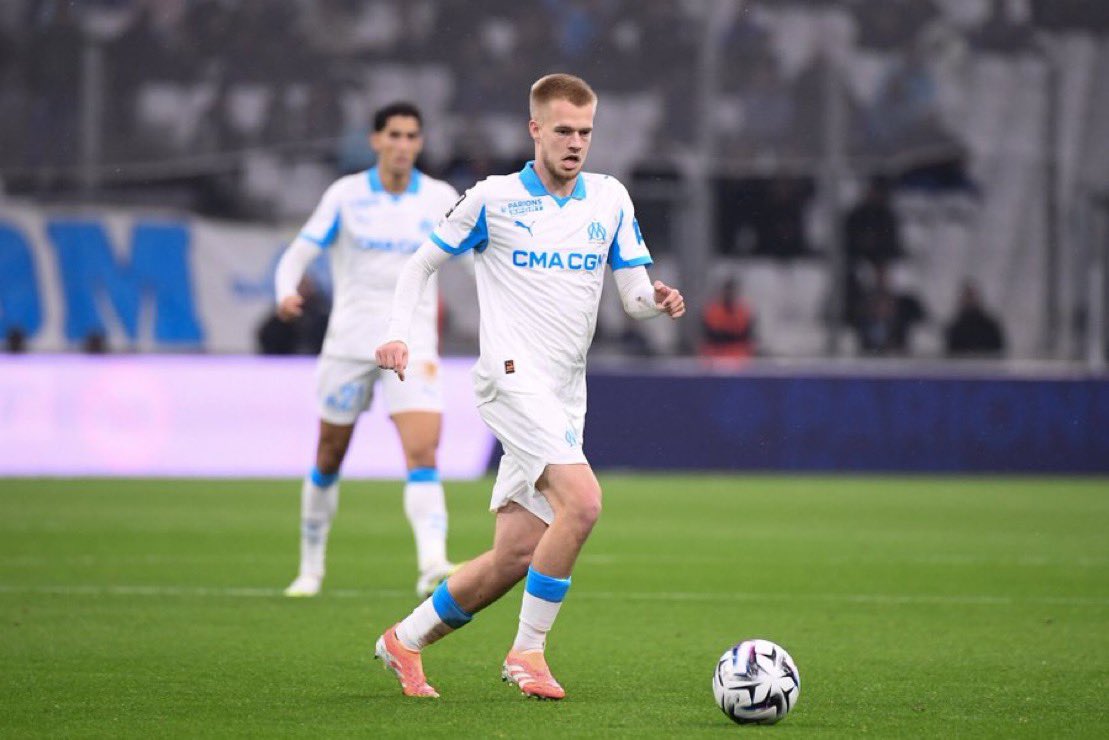 Adammser's tweet photo. De très loin l’homme du match avec Aubameyang, bouche les trous, récupération, excellent sous pression.

Arthur l’option d’achat sera levée. La tentacule 🐙 https://t.co/lfwgbWPK46