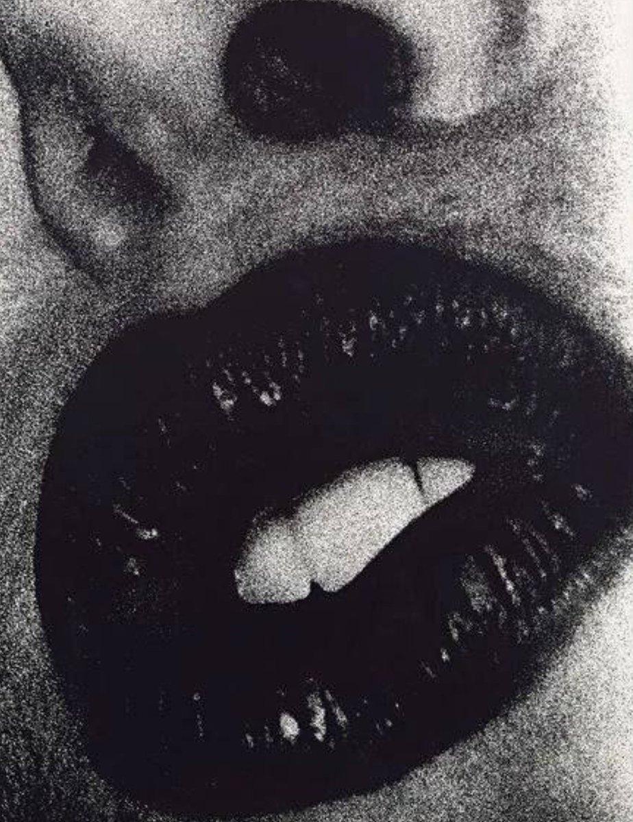 Hay Lenguajes que solo se comprenden cuando uno se codea con la soledad, la nostalgia y la melancolía.

Lenguajes escritos a puro dolor, con la tristeza como pluma, de la cual brotan las ausencias.

Destierros que carecen de lengua para ser nombrados.

🖋️Luc.
📷web