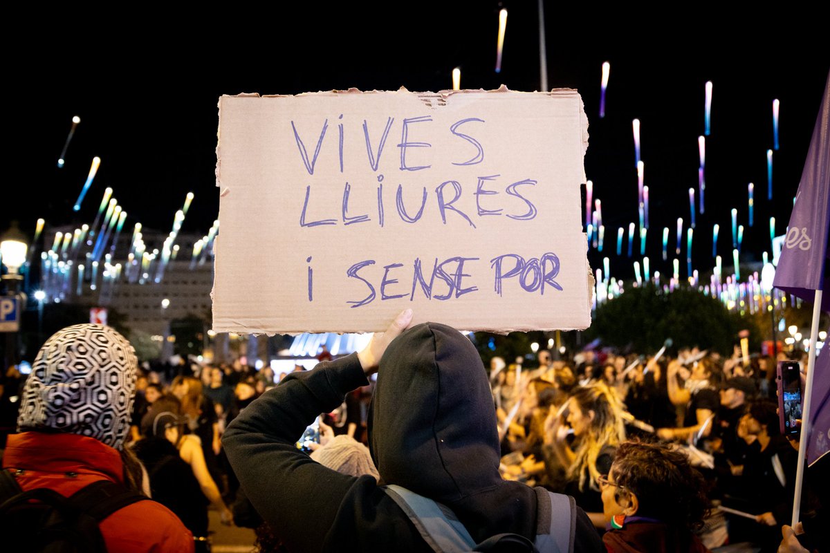 Basta de violencia machista y basta de negacionismo. ¡Estamos hartas de que nos nieguen! 

Otro #25N hemos sido decenas de miles en las calles de todo el país reclamando el fin de las violencias contra las mujeres. 🟪✊