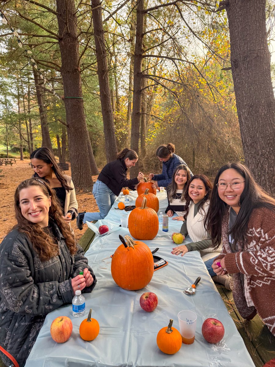 CBGBuildingCo's tweet image. Our Women of CBG team celebrated fall at Krop’s Crops &amp;amp; Vintage Marketplace! 🎃🍂

Hayrides, pumpkin carving, pizza, and cider made for a fun autumn afternoon.

#WomenOfCBG #CBGbuilds #WomenInConstruction #TeamCBG