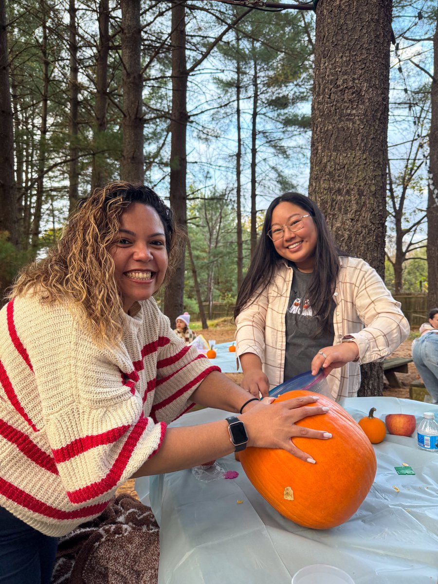 CBGBuildingCo's tweet image. Our Women of CBG team celebrated fall at Krop’s Crops &amp;amp; Vintage Marketplace! 🎃🍂

Hayrides, pumpkin carving, pizza, and cider made for a fun autumn afternoon.

#WomenOfCBG #CBGbuilds #WomenInConstruction #TeamCBG