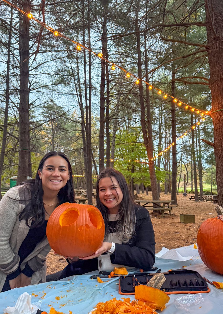 CBGBuildingCo's tweet image. Our Women of CBG team celebrated fall at Krop’s Crops &amp;amp; Vintage Marketplace! 🎃🍂

Hayrides, pumpkin carving, pizza, and cider made for a fun autumn afternoon.

#WomenOfCBG #CBGbuilds #WomenInConstruction #TeamCBG