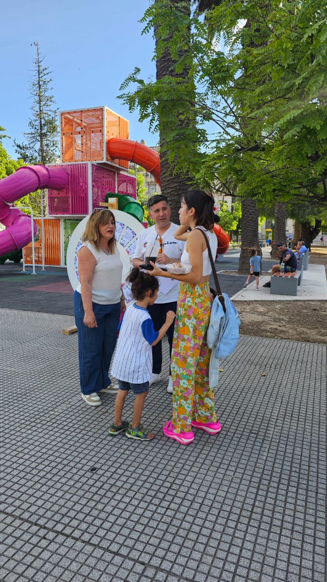 Actividad en la plaza Rivadavia con familias,sobre la prevención de Grooming y el peligro que los chicos pueden afrontar en redes sociales y por ello la importancia del diálogo.