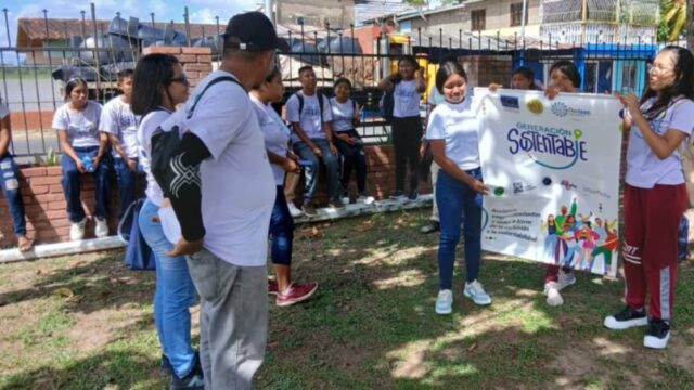 TierraVivaVzla's tweet image. 🌱🤝| Los jóvenes de Generación Sustentable en Tucupita participan activamente en
la arborización de su comunidad.

Después de varios talleres sobre reforestación,
plantaron sus primeros árboles

tierraviva.org/raices-warao-f…