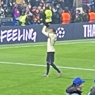 Raphinha fue de los pocos jugadores del Barça que se acercó a saludar a los aficionados culers desplazados a Stamford Bridge. A pesar de llevar 2 meses lesionado, entró y corrió más que todo el equipo entero. Orgullo de capitán. #FCBarcelona