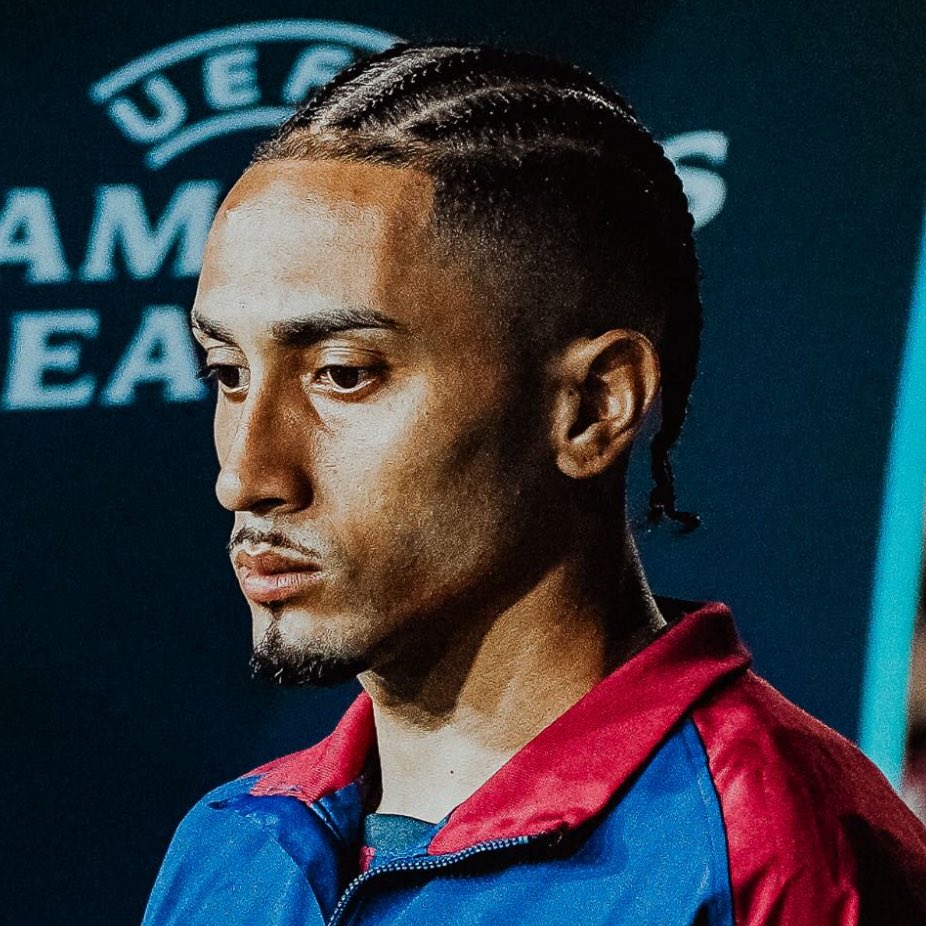 BlazquezFont's tweet image. Raphinha fue de los pocos jugadores del Barça que se acercó a saludar a los aficionados culers desplazados a Stamford Bridge. A pesar de llevar 2 meses lesionado, entró y corrió más que todo el equipo entero. Orgullo de capitán. #FCBarcelona