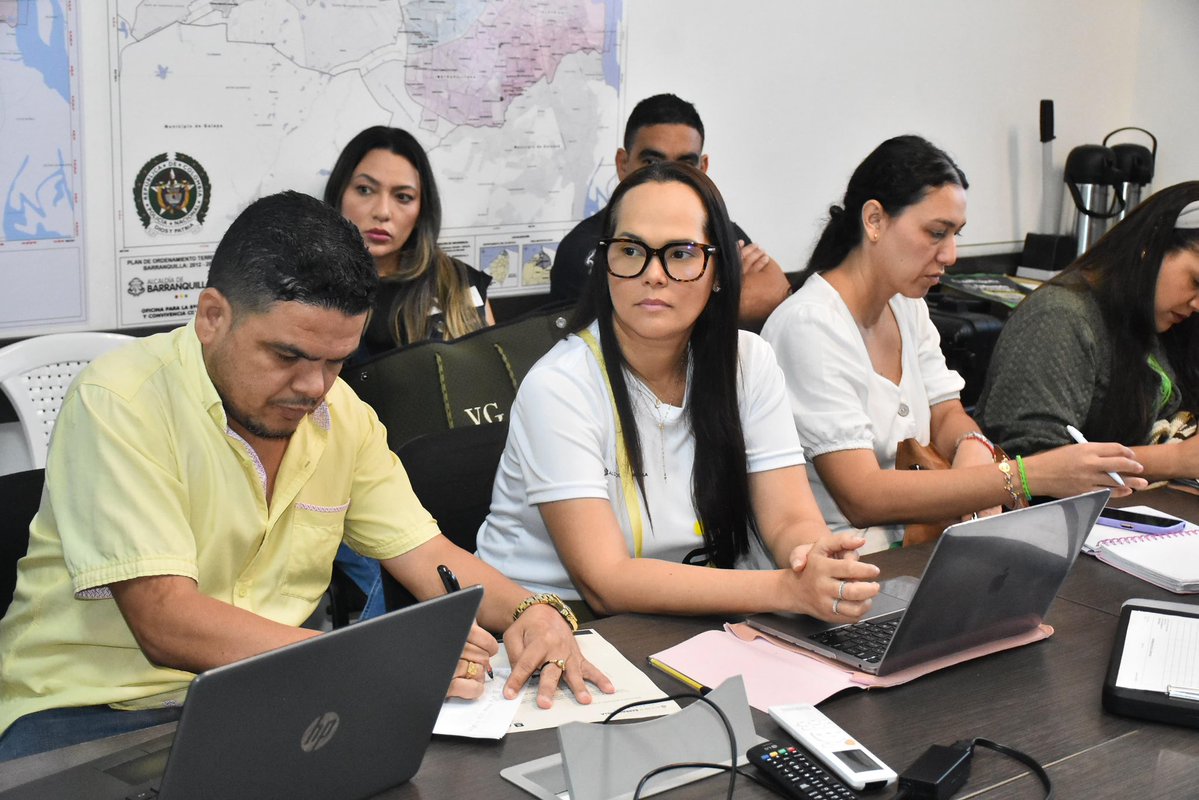 alcaldiabquilla's tweet image. Queremos que las fiestas de fin de año se disfruten de manera segura, cuidando la vida y la integridad de propios y visitantes.

En mesa de trabajo, coordinamos acciones operativas de vigilancia, inspección y control sobre la prohibición de la venta y uso de pólvora.