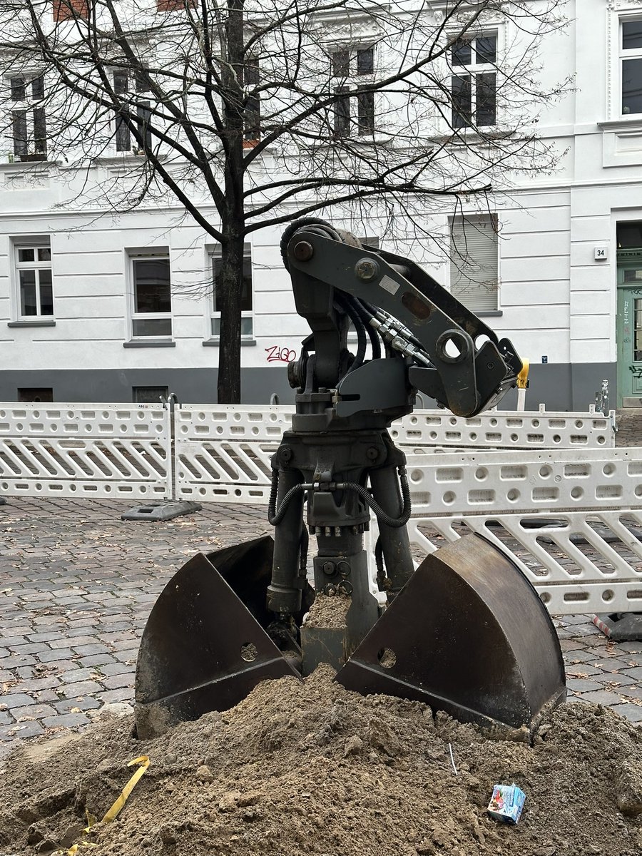 JoachimHesse's tweet image. „Die Maschinen erhoben sich aus der Asche des nuklearen Feuers. Ihr Krieg zur Vernichtung der Menschheit hatte jahrzehntelang gewütet, aber die letzte Schlacht sollte nicht in der Zukunft geschlagen werden. Sie wird hier geschlagen, in unserer Gegenwart. Heute Nacht …“ #DeepShit