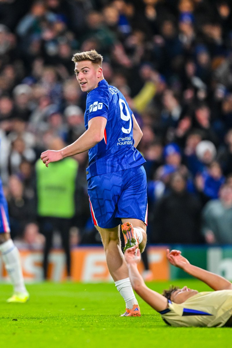 brfootball's tweet image. Liam Delap&apos;s first goal for Chelsea this season comes in the UCL against Barcelona 👊