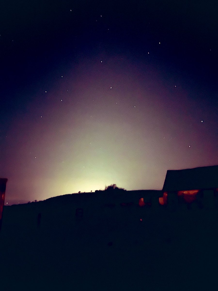 teah34's tweet photo. When Aurora borealis comes to you ... @DerekTheWeather @Lauratobin1  #conwyvalley #NorthWales #northernlights https://t.co/xMJUQSui6w