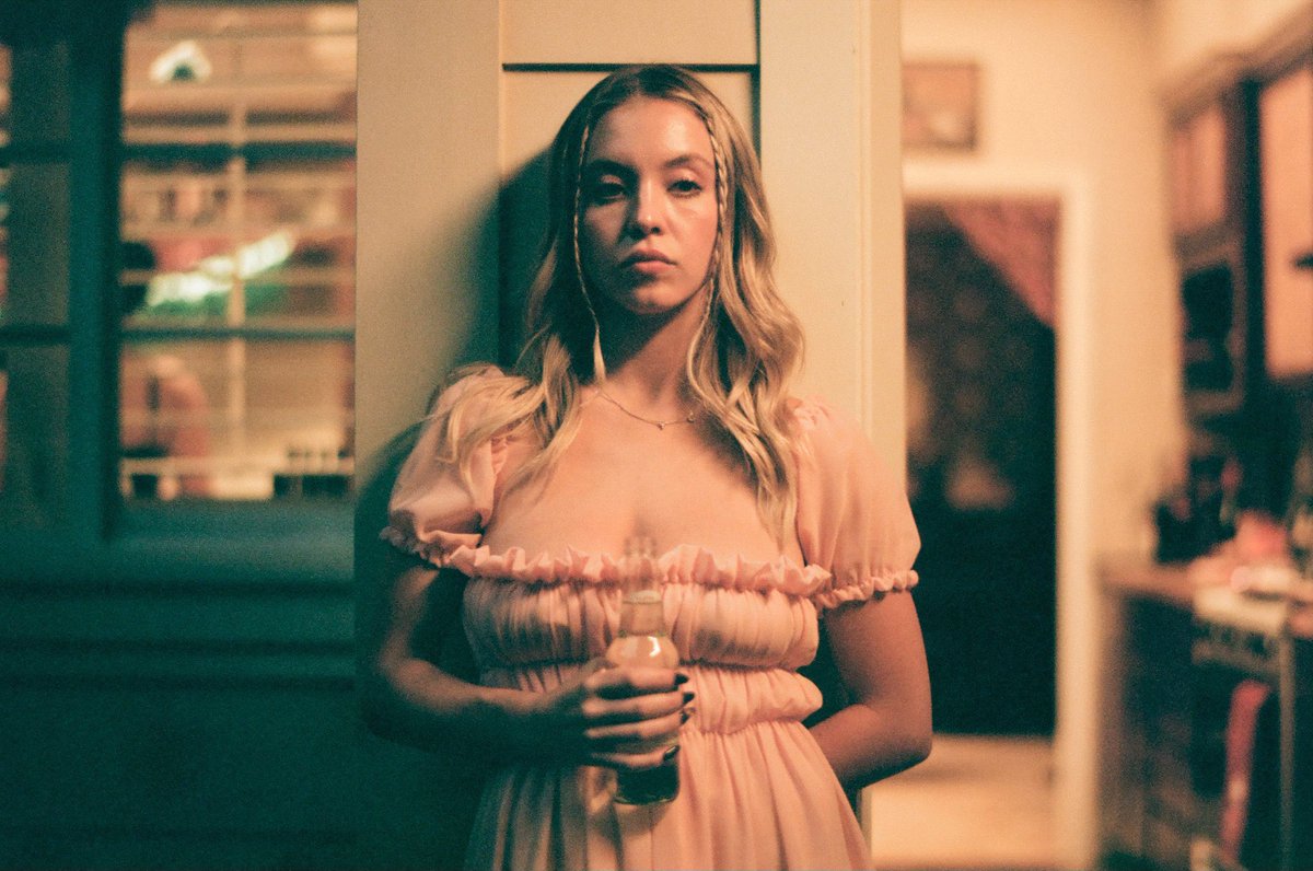 A24Brasil's tweet image. 🚨 Além de estar noiva de Nate, Cassie terá um perfil no OnlyFans na terceira temporada de EUPHORIA.

A previsão de estreia é para primavera de 2026.