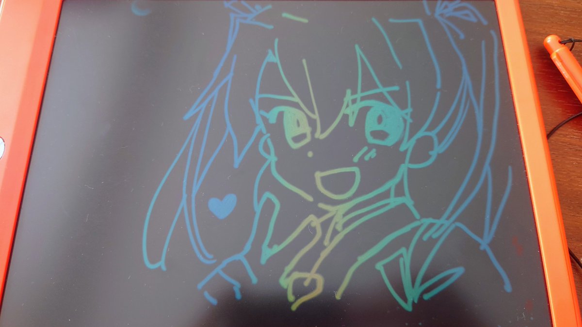 らくがきしてちょっと手を動かしたいので(たぶん明日)リクエストゆるく募集します。3件くらい？細かい指定とかはお受けできませんが、リプライで頂けたら。
写真は姪っ子のおもちゃで前に描いた落書き。