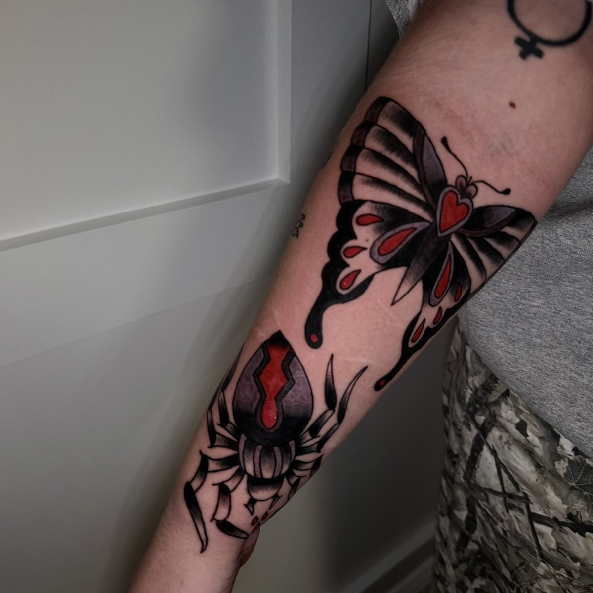 P0SERDISPOSER's tweet image. i love tattooing its so fun