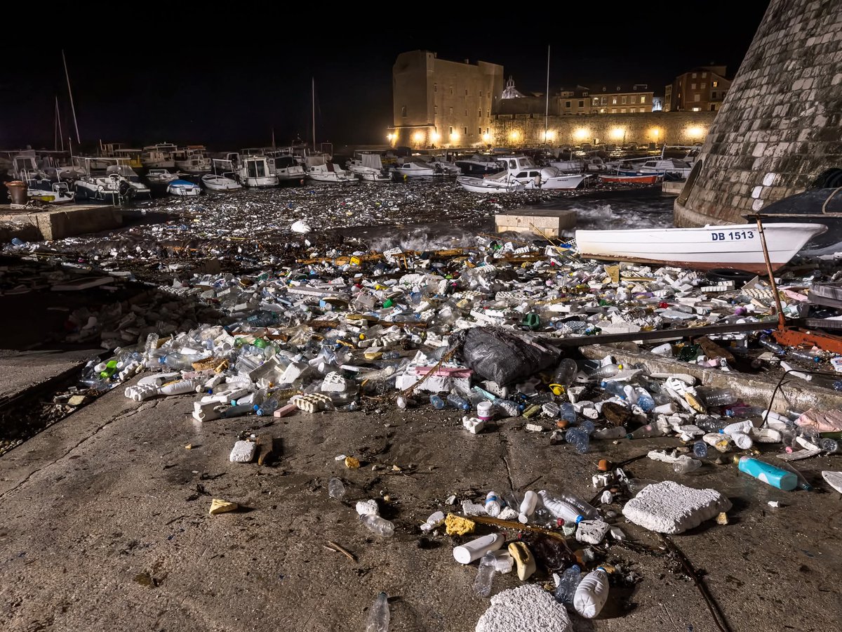 Večeras je more u Dubrovniku izbacilo tone smeća. 😥