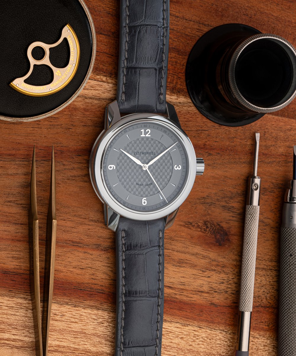 Zeitwinkel 39mm model 082° in "black or" (anthracite).

#swissmade #independentwatchmaking #inhousemovement #actuallywearit