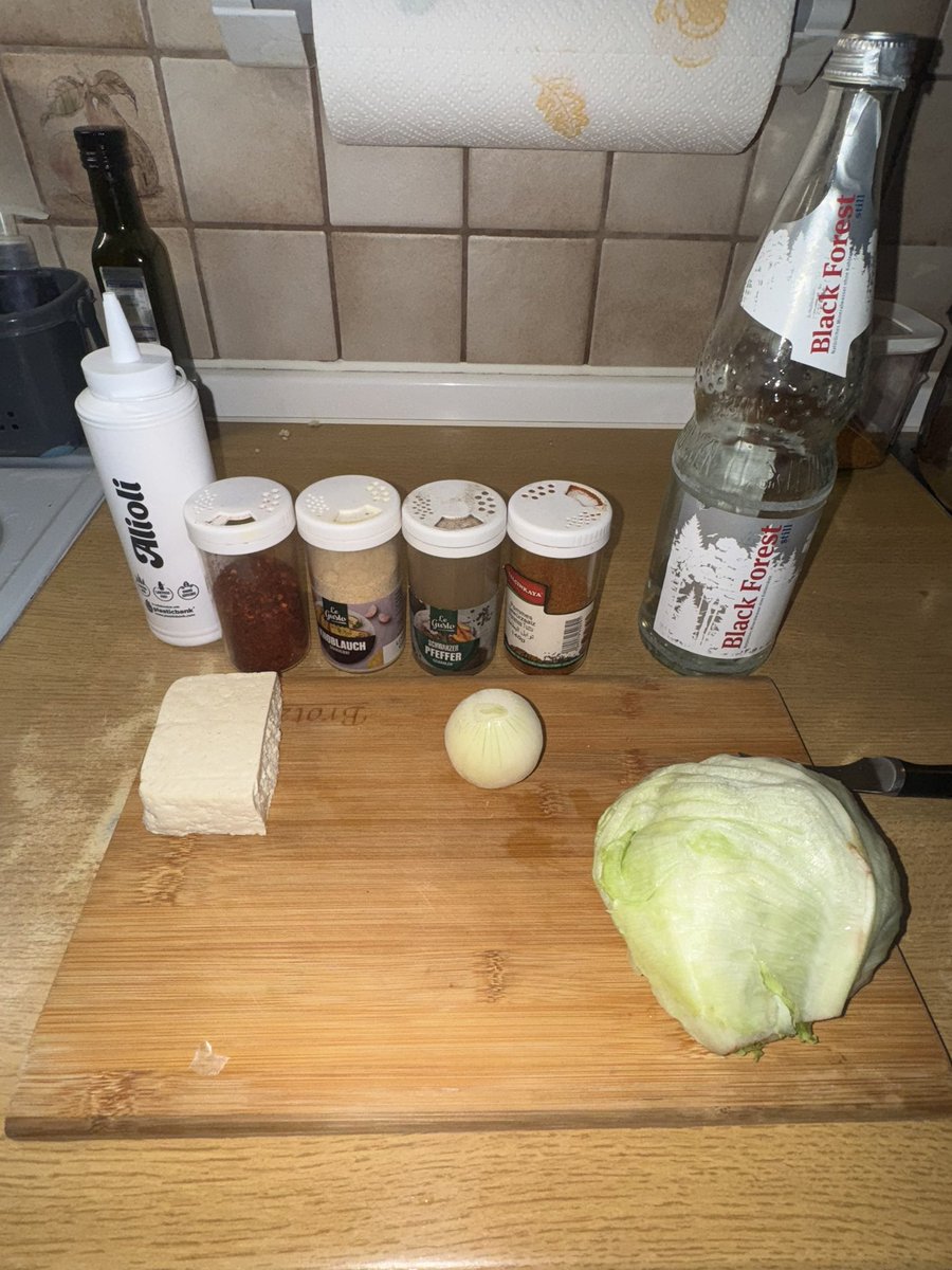 the_realjiggalo's tweet photo. 2/6 #gather #your #resources
-Tofu
-#eisbergsalat
-eine geile zwiebel
-#Alioli
-Chilli Flocken
-knoblauch
-#freepalestine
-schwarzer Pfeffer
-das Pommes Gewürzsalz vom #Türken
-black forest https://t.co/Kl6nnrpVDm