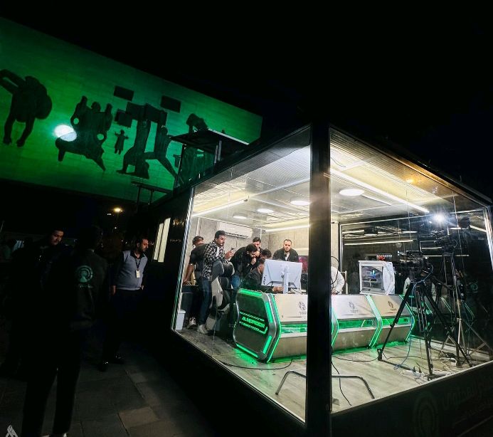 احفظوا هذا الكلام...
الغرفة الزجاجية، ستتكاثر ذاتيا،
وستصنف على أنها من المبادرات المفيدة،
وسيعتمدها الكثيرين معتقدين أنها من البرامج الناججة
وستنهدس المجتمع مثلما تريد 
وستستغل الثغرات الأمنية،
وحتى أن تظاهرت بالانسحاب فأنها ستكون حصان طروادة، تترك خلفها محاريب فوضويه كثيرة.