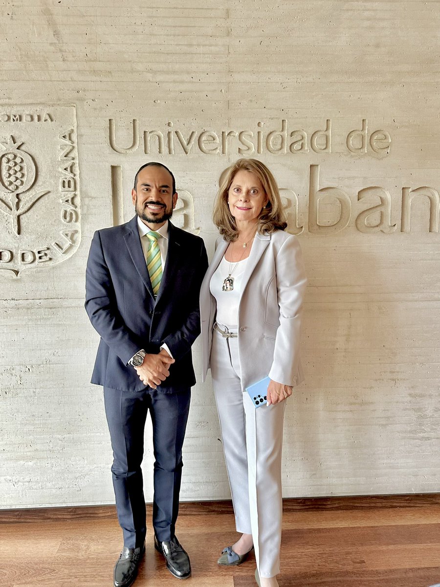 Inmensa alegría compartir con la Dra. Marta Lucía Ramírez en el Primer Encuentro de Profesores de la Escuela de Gobierno de la Universidad de La Sabana, que nace para formar y potenciar personas y equipos de gobierno en liderazgo público humanizador. 

Un honor tener ahora como