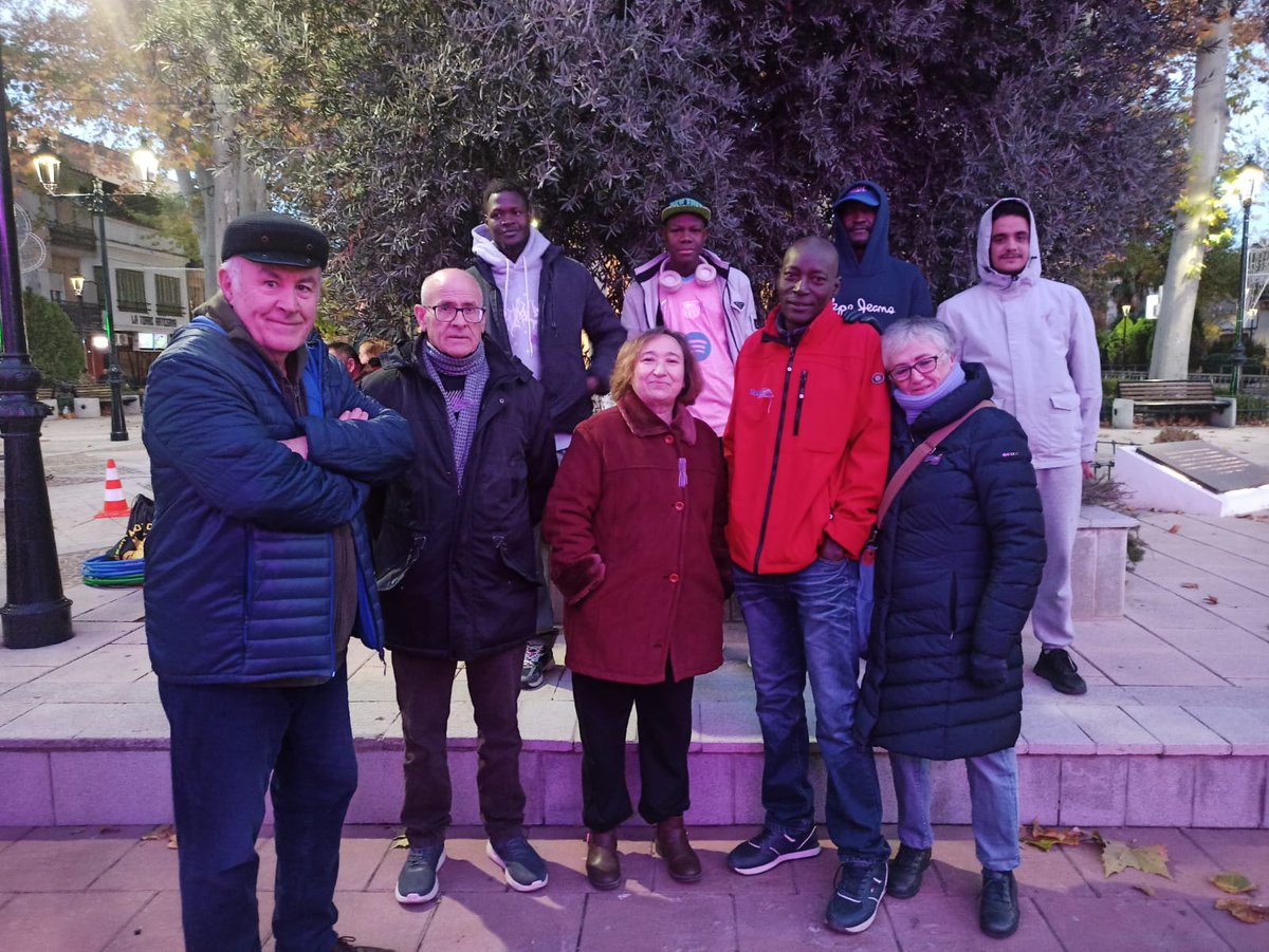 asoap2005's tweet photo. Esta misma noche en la concentración a las puertas del Ayuntamiento de Argamasilla de Alba un grupo de nuestros usuarios contra la violencia sobre las mujeres.
La educación transversal que practicamos fomenta la igualdad de géneros y ayuda a la convivencia https://t.co/STptGiALhf