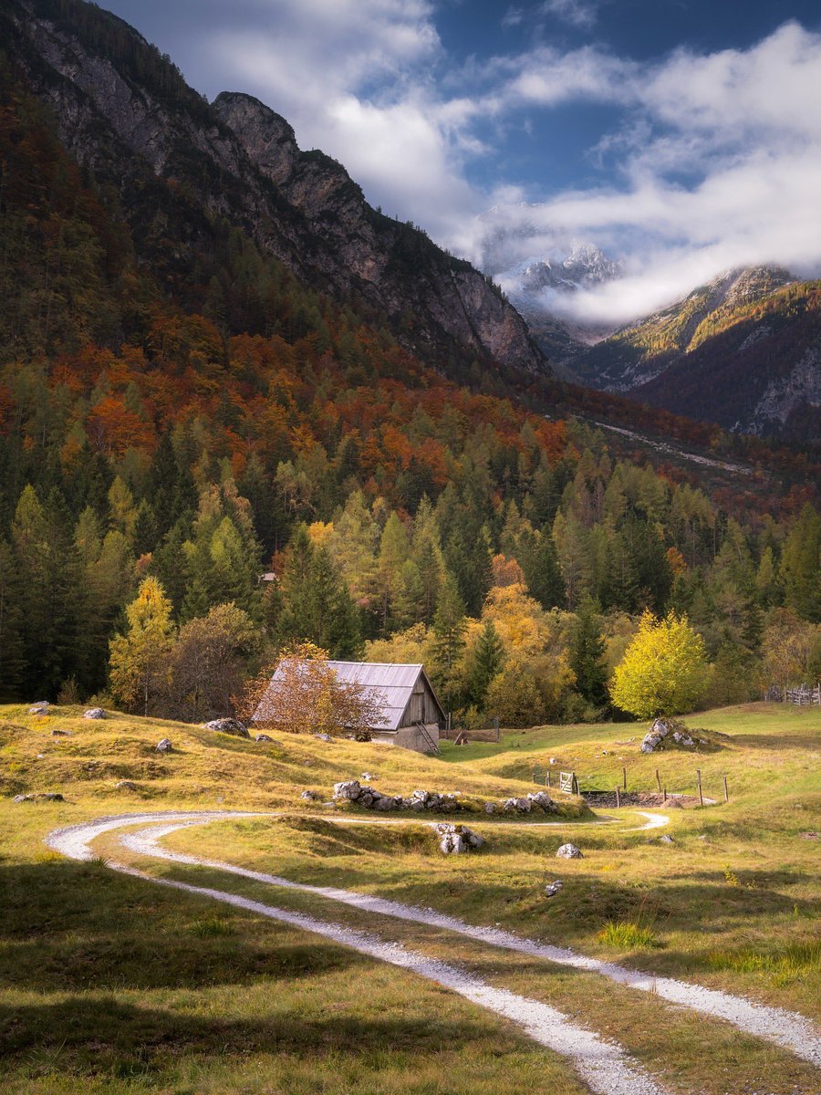 ExploringSlo's tweet image. Zadnja Trenta is a small alpine settlement in Triglav National Park, known for its simple stone-and-wood traditional houses. These sturdy buildings sit in a valley backed by the high peaks of the Julian Alps, giving the area an authentic mountain character. 📸 @tadej_cerkvenik