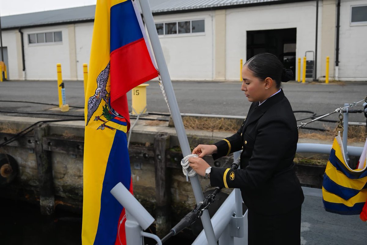 USembassyEC's tweet image. La semana pasada, la @USCG formalizó la entrega de un buque guardacostas de 110 pies (34 metros) a la @armada_ecuador que materializa la cooperación de 🇺🇸 para fortalecer la seguridad marítima del 🇪🇨.

Con la presencia de oficiales de ambos países en Maryland, EE.UU., se realizó…