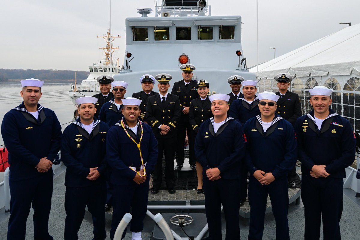 USembassyEC's tweet image. La semana pasada, la @USCG formalizó la entrega de un buque guardacostas de 110 pies (34 metros) a la @armada_ecuador que materializa la cooperación de 🇺🇸 para fortalecer la seguridad marítima del 🇪🇨.

Con la presencia de oficiales de ambos países en Maryland, EE.UU., se realizó…