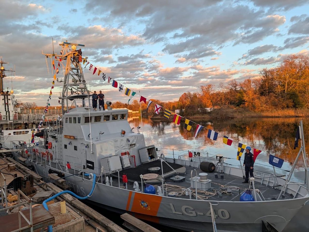 USembassyEC's tweet image. La semana pasada, la @USCG formalizó la entrega de un buque guardacostas de 110 pies (34 metros) a la @armada_ecuador que materializa la cooperación de 🇺🇸 para fortalecer la seguridad marítima del 🇪🇨.

Con la presencia de oficiales de ambos países en Maryland, EE.UU., se realizó…