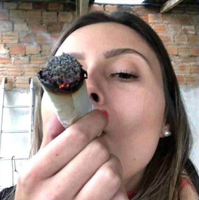 "Meu filho começo a namorar, vai para de fuma maconha"

A namorada: