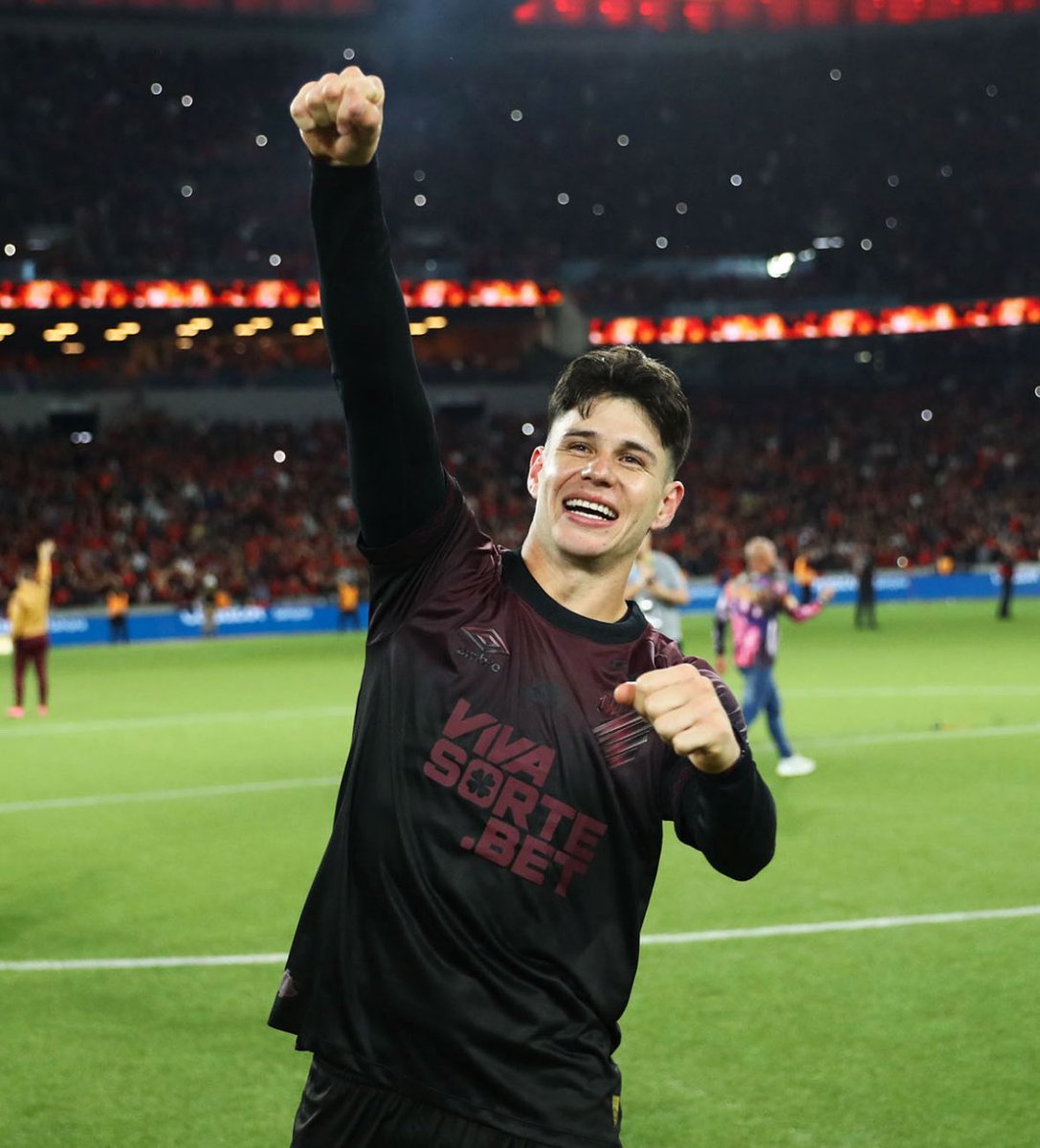 • Um dos mais criticados no rebaixamento
• Tinha mercado e ofertas pra sair
• Enquanto todos abandonavam o barco, ele pediu pra ficar
• Fez um ano espetacular e levou o Athletico de volta à Série A

Tem que fazer de tudo pra manter em 2026.

Obrigado por tanto, Zapelli. 🎩🇦🇷
