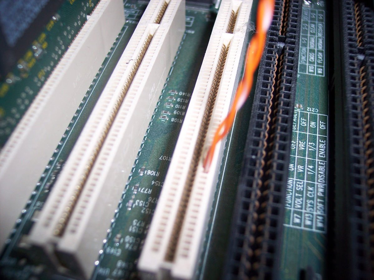 xadh's tweet image. Pro tip: you can just get 33MHz square wave for free, no signal generator or other instrumentation needed.