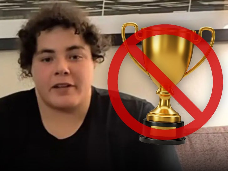 TMZ's tweet image. A competitive bodybuilder has been stripped of her world championship title after it was discovered she was born a male. 

Read more: tmz.me/TaPZn03