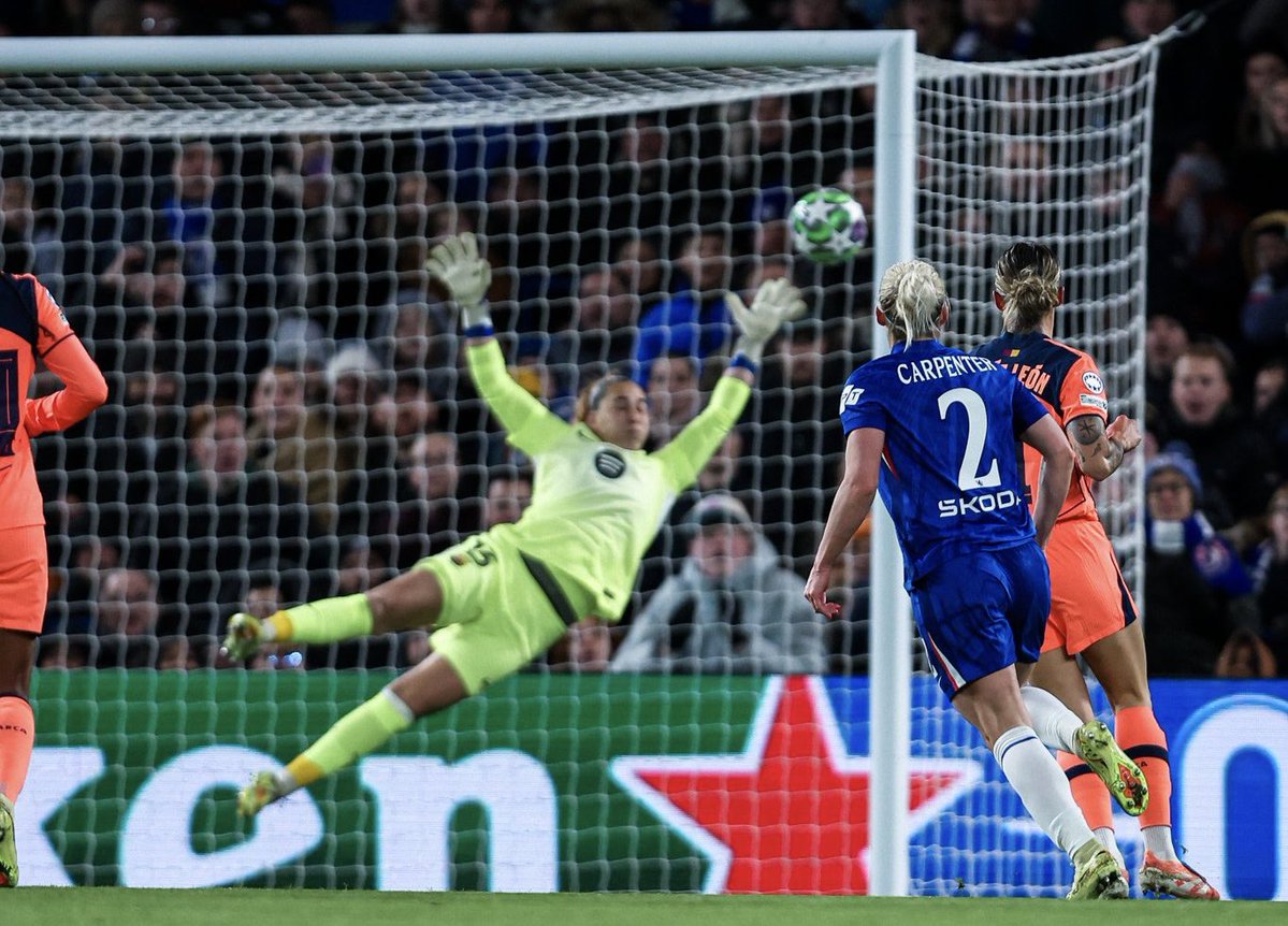 ChelseaFCW's tweet image. Perfect placement vs Barca. 💯

Estevao 🤝 Carpenter.