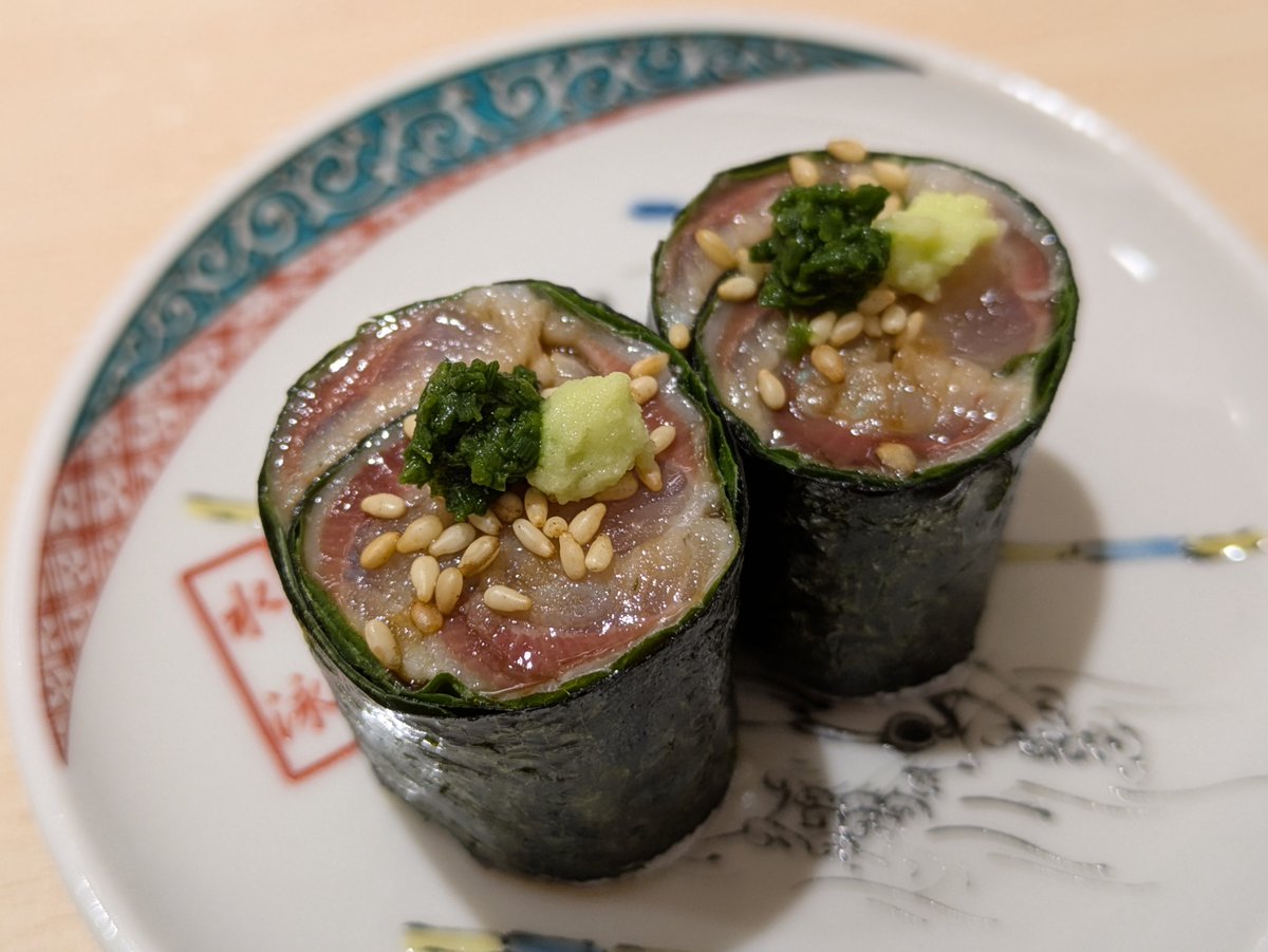 新潟きっての歓楽街・古町にある「鮨はたけやま」。
地元民からの支持が根強く、東京の人にはあまり知られていませんが、「兄弟寿し」や「登喜和」と並んで新潟を代表する鮨屋のひとつとして間違いありません。
タネは地物が多いのも嬉しい。飲んで食べて2.5万円とお値打ち。
takemachelin.com/2025/10/hatake…