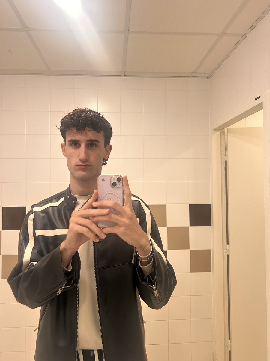 ibukigotokaito's tweet image. Aaaah this jacket 🫠#LGBTQIAHalloweenSeason #mlm #FRENCHIE