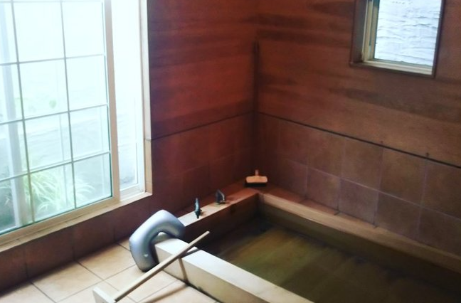 週の真ん中水曜日すいようび風呂の日ひのきの温泉♪
なんと！小学生の頃からの友人がスウェーデン大使に＆高校時代からの友人がフランス大使に！
ユーロ円が安くなったら会いに行きたいが益々日本円は安くなりそうだ（涙）
★儲かる成功ビジネスモデルの作り方４価格をシフト
note.com/carlhirano/n/n…