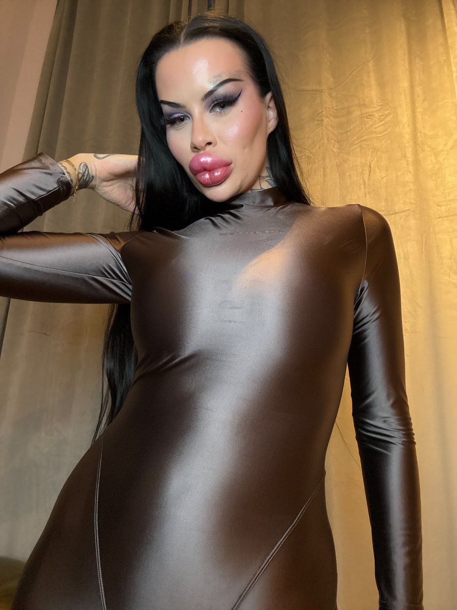 FetischBarbie's tweet photo. Join my Onlyfans and Loyalfans to be a part of my glam dommelifestyle 😈 https://t.co/GJjOp8qRhY