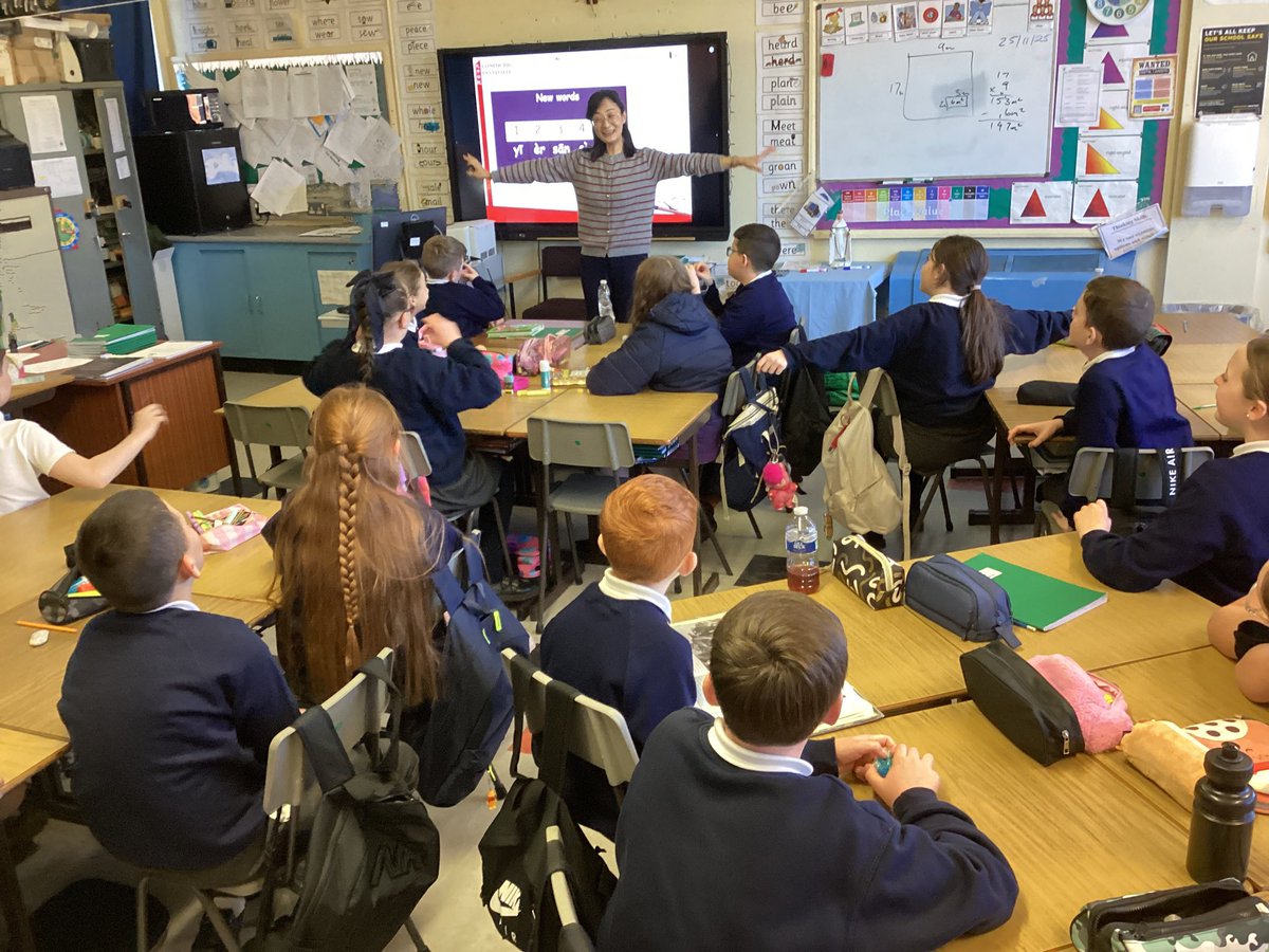 HolyChildPSBel's tweet image. P7b were learning to count in Mandarin during this week’s lesson with Miss Hu from the Confucius Institute at the University of Ulster.

#SharingCaringLearning @StudyAtUlster @UlsterUni #confuciusinstitute