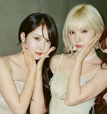 eunhalilac_'s tweet image. “how is she?”                    “she&apos;s still with me”