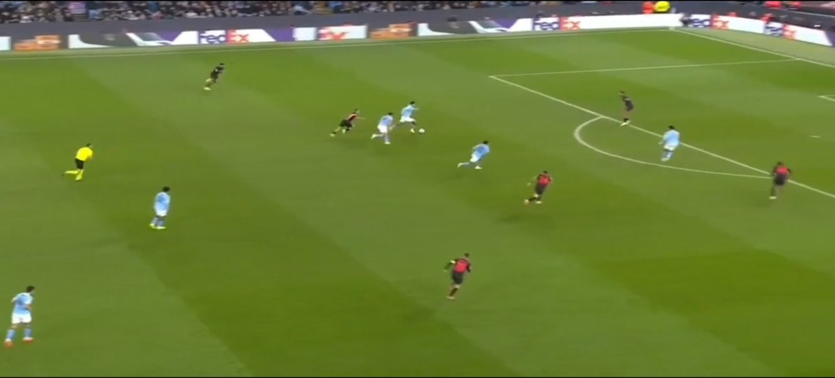 _muhammadzain1_'s tweet image. Feel for Marmoush. He&apos;s in good positions and no one passes the ball to him 😭😭😭
#MCILEV #UEFAChampionsLeague
