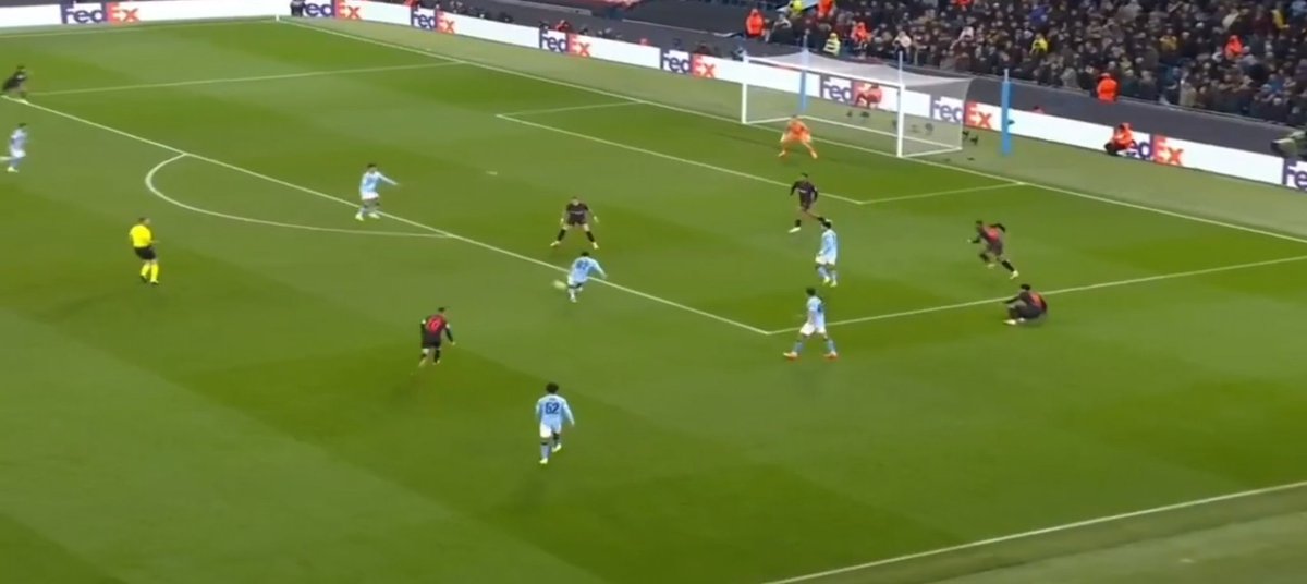 _muhammadzain1_'s tweet image. Feel for Marmoush. He&apos;s in good positions and no one passes the ball to him 😭😭😭
#MCILEV #UEFAChampionsLeague