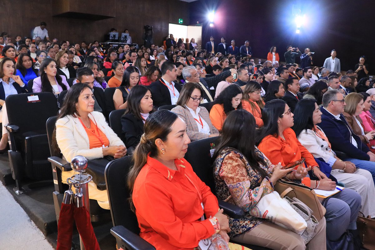Anaamunizneyra's tweet photo. En este espacio compartí los resultados que hemos alcanzado con la implementación del #ModeloAHORA 💜 en #SanMateoAtenco y reafirmé mi compromiso de seguir trabajando en unidad para fortalecer los mecanismos y garantizar entornos seguros para todas. 

Por una vida libre de violencia: ¡#UnidosSí, #UnidosSiempre!