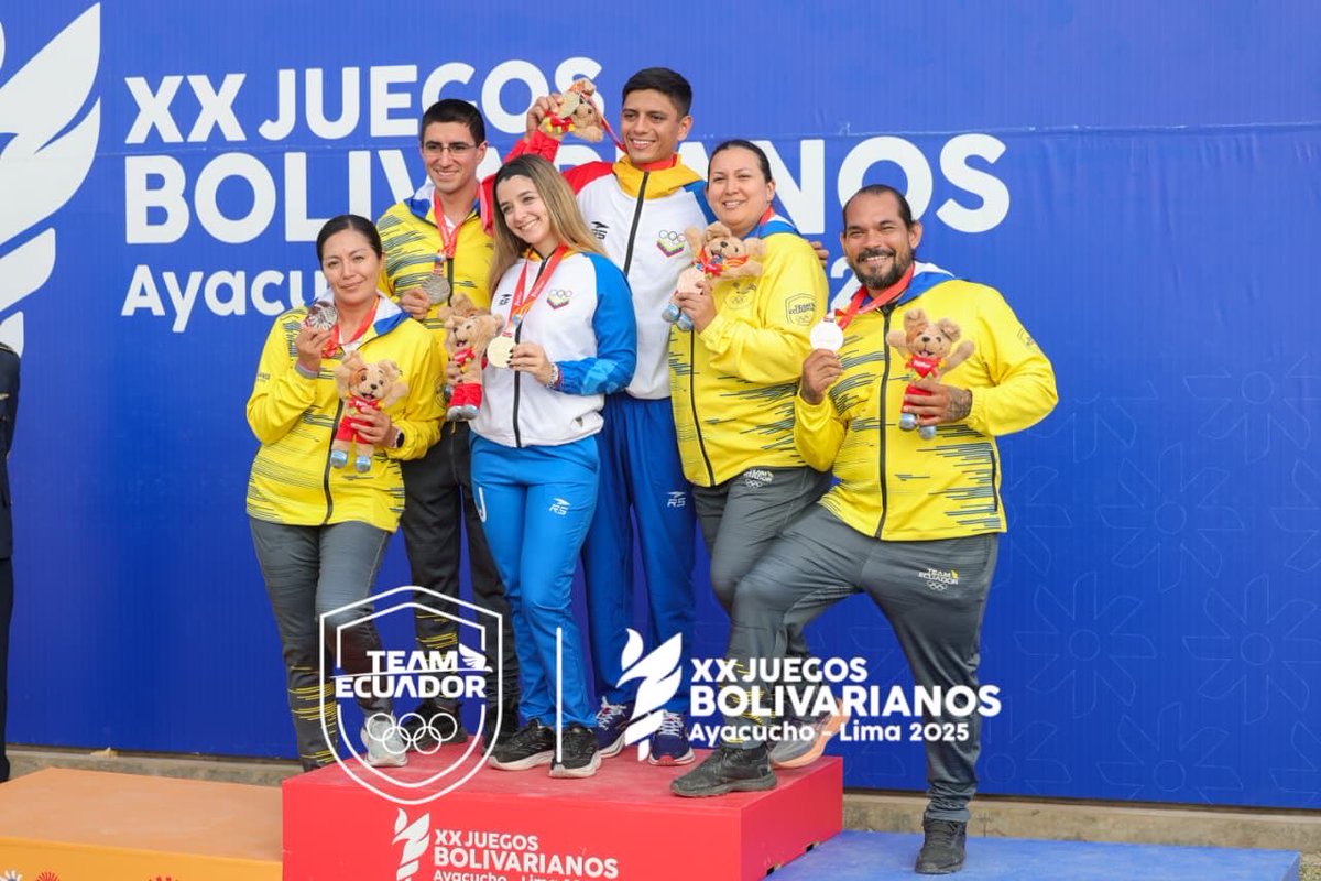 TeamEcuador_Oly's tweet photo. PREMIACIÓN – 10 m Pistola de Aire Mixta

🥈 Plata para Diana Durango y Fernando Pozo

🥉 Bronce para Marina Pérez y Yautung Cueva

Ecuador se sube al podio en tiro deportivo, dejando huella en los Juegos Bolivarianos Ayacucho–Lima 2025. 🇪🇨🎯🔥

#TeamEcuador #TiroDeportivo #JuegosBolivarianos #OrgulloNacional #orgulloecuatoriano