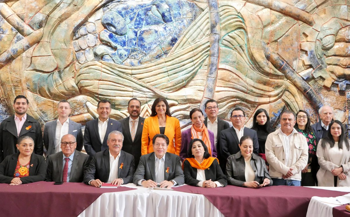 Me reuní con el titular de la <a href="/SEP_mx/">SEP México</a>, <a href="/mario_delgado/">Mario Delgado</a> y con las y los subsecretarios de esta dependencia. 

Compartí el éxito del Modelo de Educación Dual en Ciudad Juárez; mecanismo que integran la teoría y la práctica para los estudiantes y que les está preparando con una